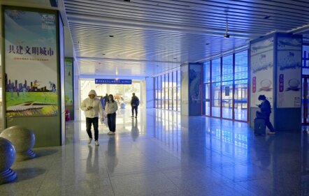 第一户外传媒-龙游站-外场大厅包柱灯箱 