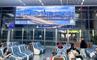 第一户外传媒-舟山普陀山机场-国内出发候机大厅双面吊旗灯箱 