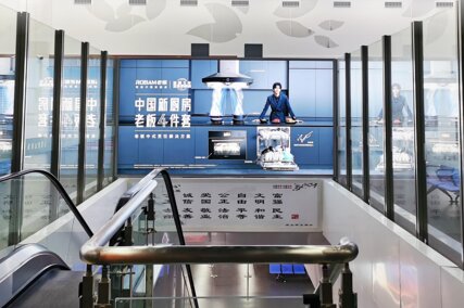 第一户外传媒-舟山普陀山机场-国内到达下电梯处灯箱 