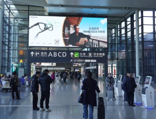 机场出发值机区灯箱广告案例