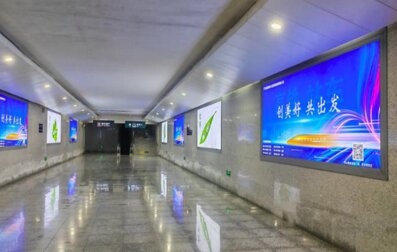 第一户外传媒-新化南站-出站通道灯箱 第一户外传媒-新化南站-出站通道灯箱