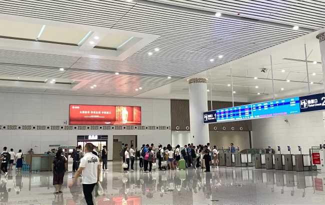 成都天府机场站候车大厅两侧墙面高空灯箱广告