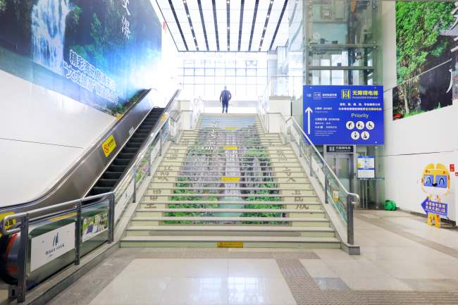温州轻轨动车南站广告