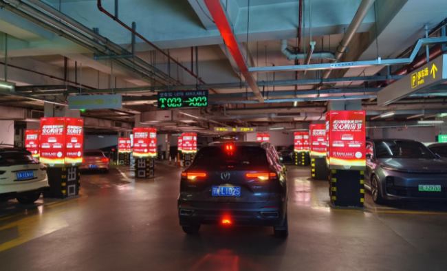 武汉武广商圈武商MALL停车场车库墙面灯箱广告