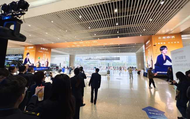 郑州东站一层到达大厅东西出站口天幕广告