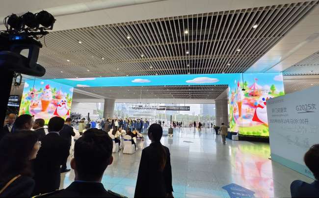 郑州东站一层到达大厅东西出站口天幕&包柱LED大屏广告 