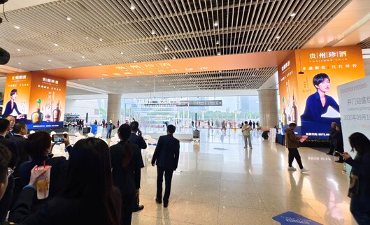 第一户外传媒-郑州东站-一层到达大厅东西出站口裸眼3D屏 第一户外传媒-郑州东站-一层到达大厅东西出站口裸眼3D屏