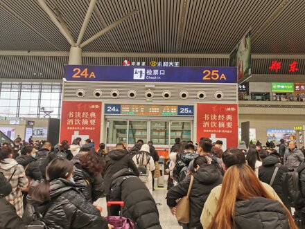 第一户外传媒-郑州东站-三层候车大厅检票闸机口两侧车贴广告 第一户外传媒-郑州东站-三层候车大厅检票闸机口两侧车贴广告