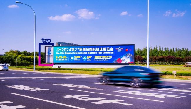 青岛胶东机场户外公路进出航站楼路侧灯箱广告 