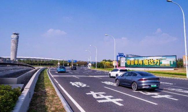 青岛胶东机场户外公路进出航站楼路侧灯箱广告 