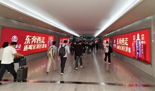 第一户外传媒-安阳东站进站通道灯箱广告