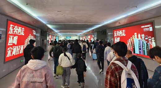 第一户外传媒-许昌东站出站通道墙面灯箱广告 第一户外传媒-许昌东站出站通道墙面灯箱广告