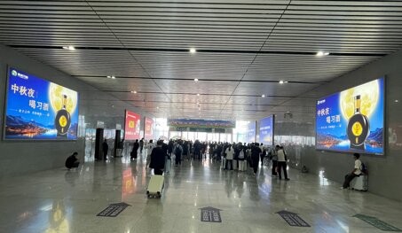 第一户外传媒-新乡东站出站通道墙面灯箱广告 第一户外传媒-新乡东站出站通道墙面灯箱广告