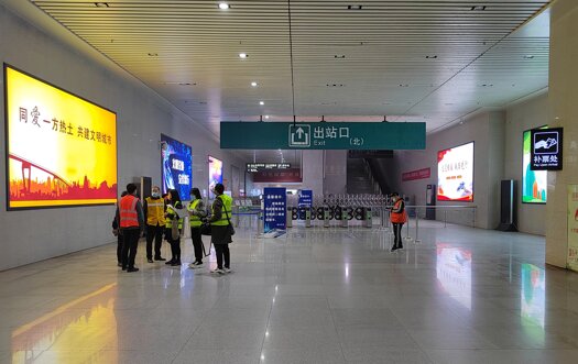 第一户外传媒-商丘站出站厅灯箱广告