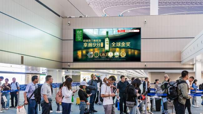 青岛胶东国际机场-国内安检挑空区高空灯箱广告