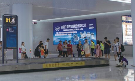 第一户外传媒-南通兴东机场一楼国际行李大厅出入口墙面灯箱