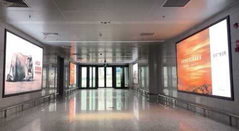 第一户外传媒-南通兴东机场一楼行李大厅远机位通道灯箱