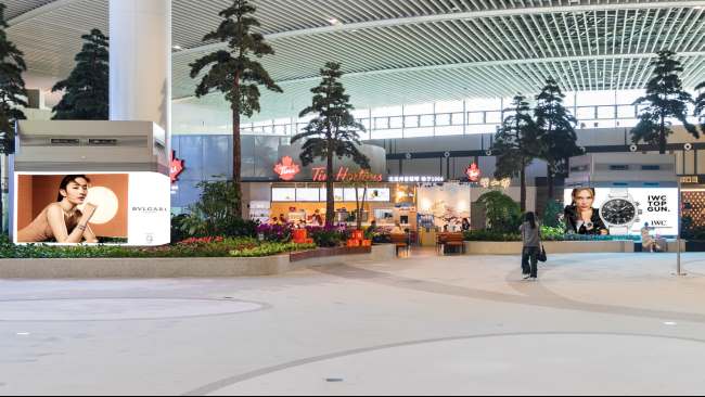 青岛胶东机场国内出发安检后景观区风塔灯箱