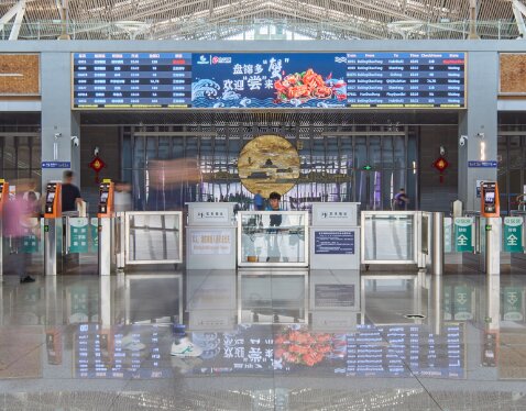 第一户外传媒-北京朝阳站一层进站大厅中央LED屏