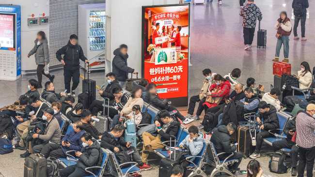 第一户外传媒-南京南站候车区LED刷屏机广告