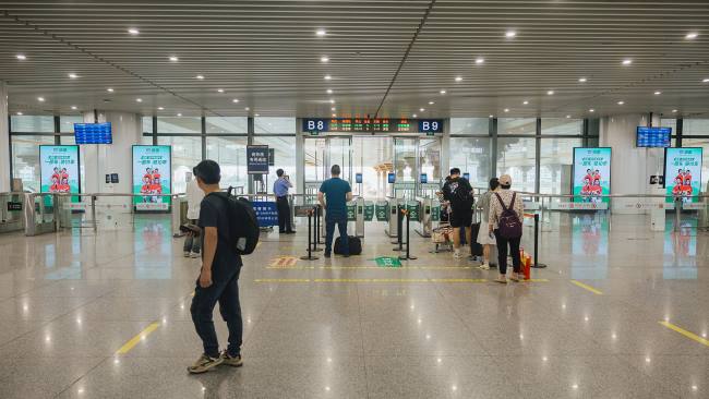 第一户外传媒-南京南站候车大厅LED屏广告