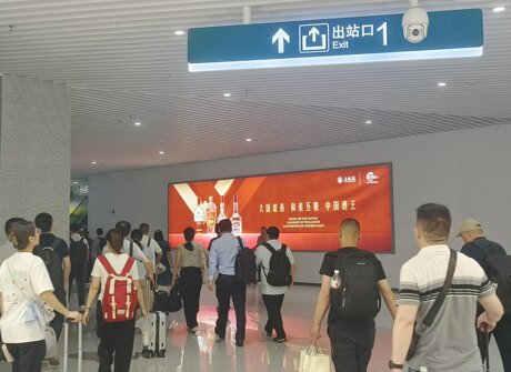 第一户外传媒-天府机场站出站通道灯箱