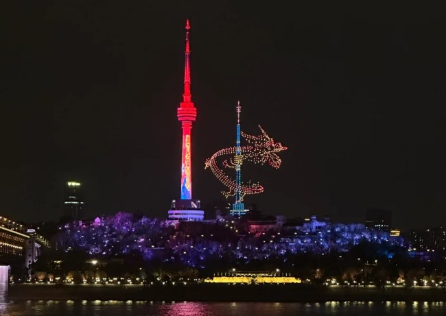 第一户外传媒-武汉龟山电视塔灯光秀广告