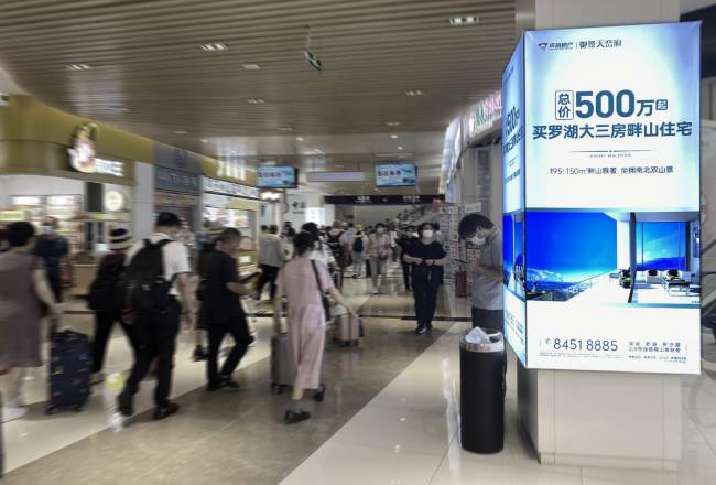 第一户外传媒-深圳莲塘口岸柱面灯箱广告