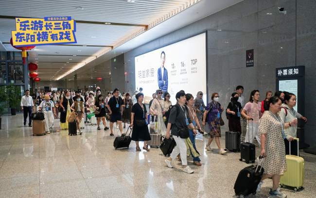 第一户外传媒-横店站出站通道广告