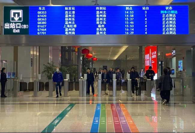 第一户外传媒-横店站出站闸机口灯箱广告