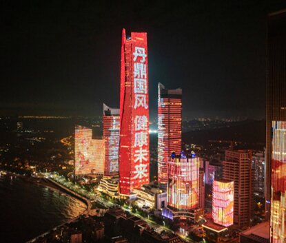 第一户外传媒-青岛海天中心灯光秀广告