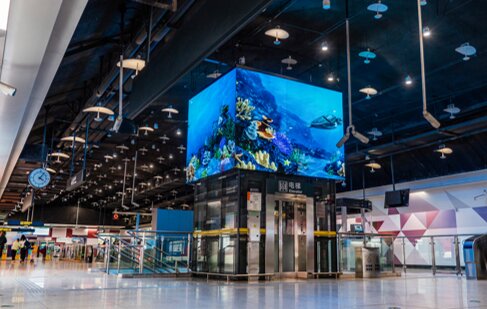 第一户外传媒-青岛地铁中山路站厅四面LED屏广告