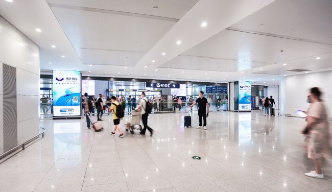 第一户外传媒-青岛胶东机场国内到达迎客厅刷屏机