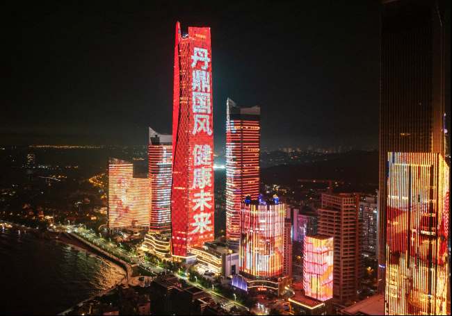 第一户外传媒-青岛海天中心灯光秀广告