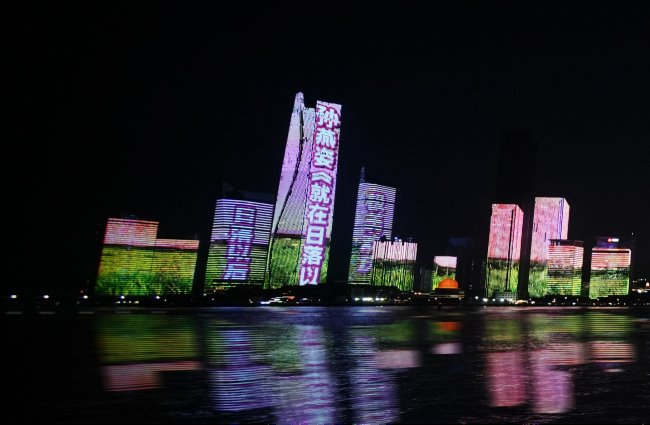 第一户外传媒-青岛海天中心楼体灯光秀大屏广告