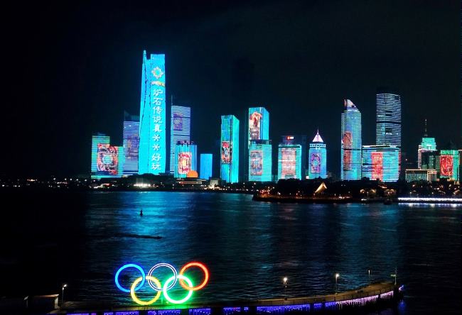 第一户外传媒-青岛海天中心地标灯光秀广告