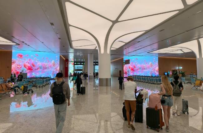 第一户外传媒-广州白云机场T3国内到达行李大厅出口墙面弧形LED大屏广告 第一户外传媒-广州白云机场T3国内到达行李大厅出口墙面弧形LED大屏广告