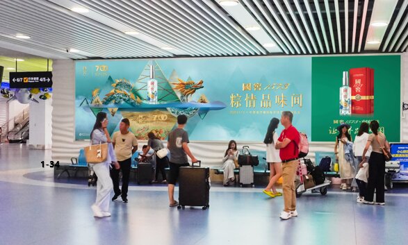 第一户外传媒-三亚凤凰机场T1国内到达行李厅通廊墙体灯箱