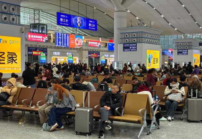 第一户外传媒-深圳北站风亭LED刷屏机广告