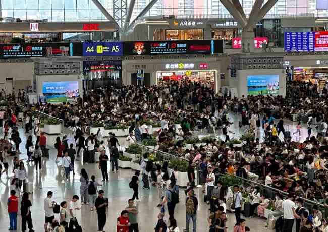 第一户外传媒-深圳北站候车大厅LED屏广告