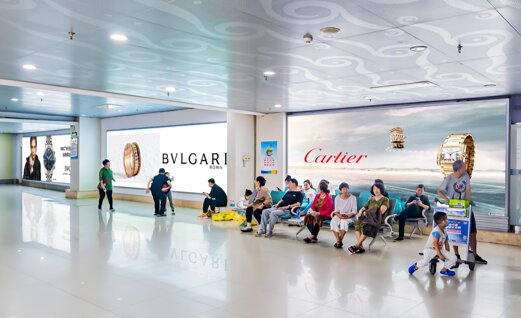 第一户外传媒-三亚凤凰机场T1国内到达迎客厅墙体灯箱