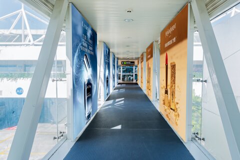 第一户外传媒-三亚凤凰机场廊桥看板