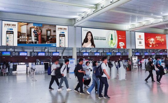 第一户外传媒-三亚凤凰机场T2值机大厅岛头高空灯箱