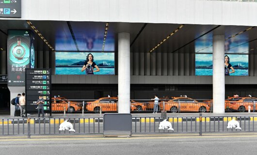 第一户外传媒-三亚凤凰机场综合楼南侧通道高空灯箱