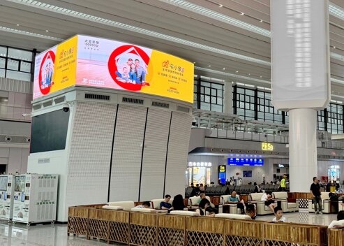 第一户外传媒-广州白云站候车大厅风塔弧形LED屏