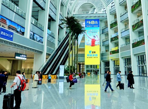 第一户外传媒-广州白云站东西两侧到达层光谷直梯LED透明屏