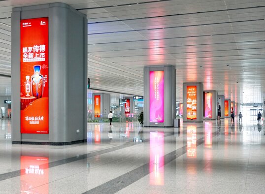 第一户外传媒-广州白云站出站通道柱面灯箱