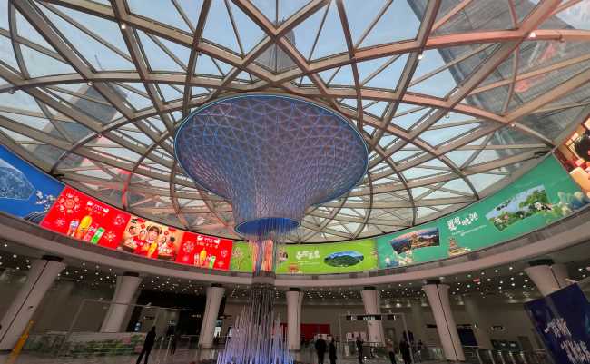 第一户外传媒-济南地铁中央商务区站环形LED巨幕广告