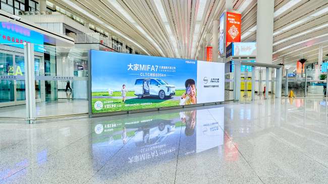 第一户外传媒-广州白云站安检口落地灯箱广告