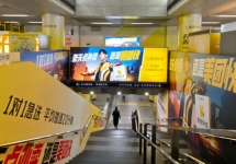 北京地铁高知客流枢纽品牌站厅广告的立体化广告解析